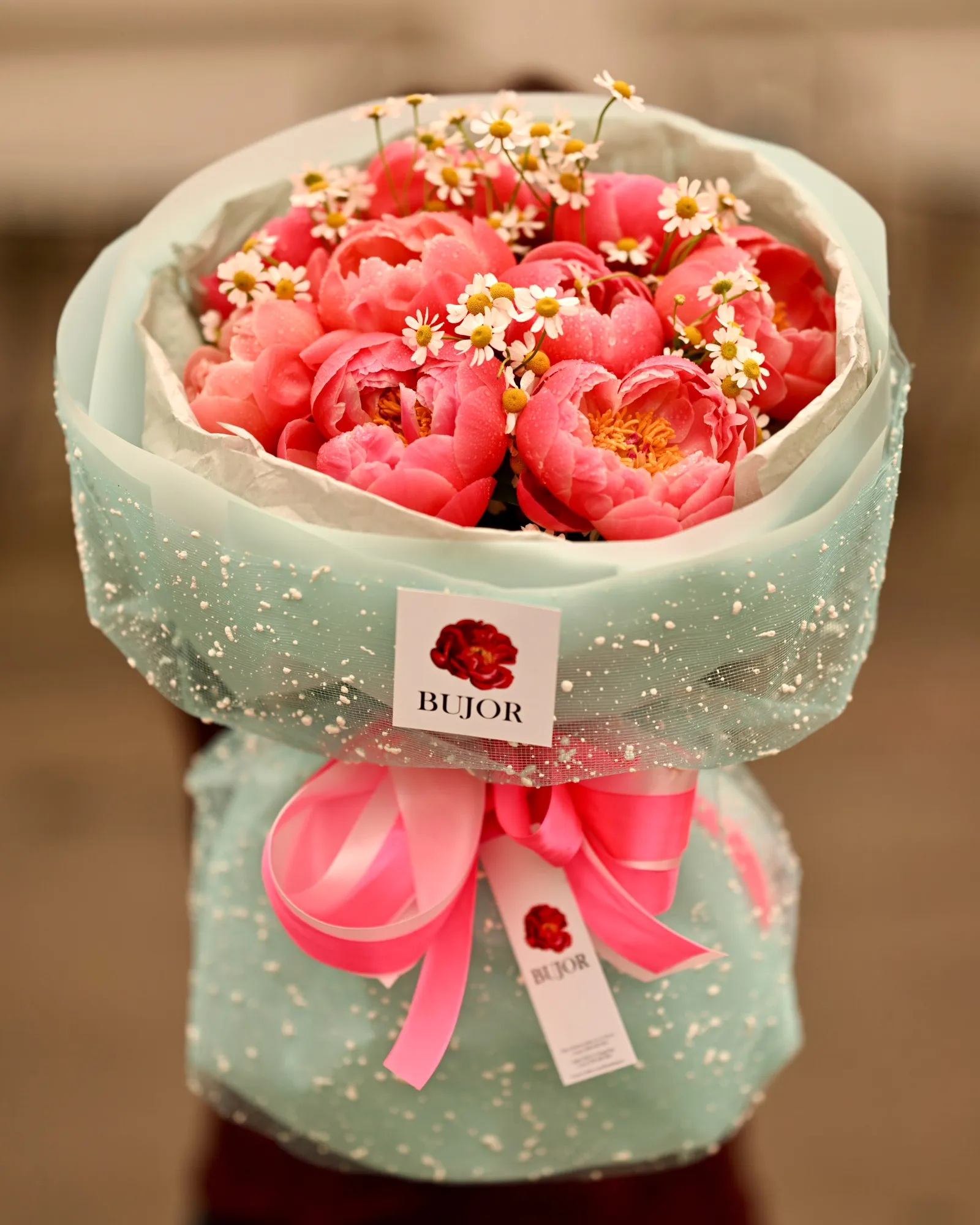 Buchet cu bujori coral charm si musetel